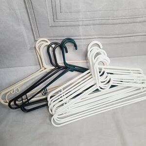 Pack of 18 Hangers Assorted